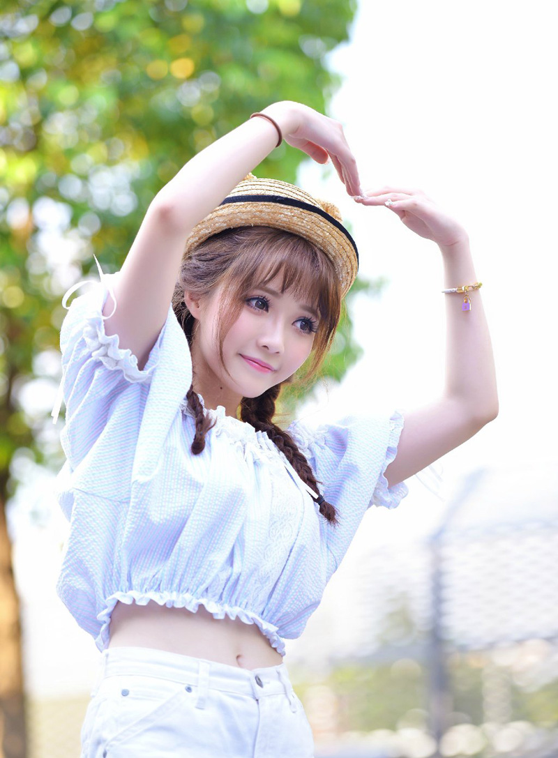 真正的好朋友是不需要太多言语。很多人总是在抱怨朋友太少。其实，真正的朋友并不是你挂在嘴上的。那些是在你失意时默默注视着你，拍拍你的肩握握你的手，给你传递力量的人，值得你敞开心扉珍惜一生。